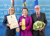 Landeshauptfrau Johanna Mikl-Leitner mit Bundesministerin a. D. Nationalrätin Gabriele Heinisch-Hosek und ihrem Ehemann Walter Heinisch.