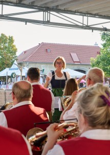 Landeshauptfrau Johanna Mikl-Leitner dirigiert die Trachtenkapelle Pfaffstätten.