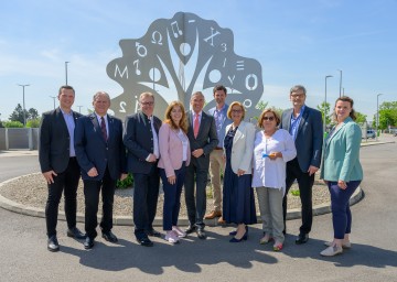 Eröffnung des neuen Schulcampus, u. a. mit Landeshauptfrau Johanna Mikl-Leitner (4. v. r.), Bürgermeister Ludwig Deltl (5. v.  l.) und der dritten Landtagspräsidentin Karin Renner (3. v. r.).