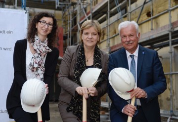 Carina Donabauer von der !Biku, Familien-Landesrätin Mag. Barbara Schwarz und Badens Bürgermeister Kurt Staska beim Spatenstich zum Ausbau des Kinderbetreuungsangebotes. (v.l.n.r.)