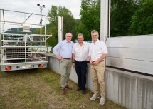 Machten sich ein Bild vom Hochwasserschutz in der Wachau: LH-Stellvertreter Stephan Pernkopf, Landesfeuerwehrkommandant Dietmar Fahrafellner und Finanzminister Magnus Brunner.