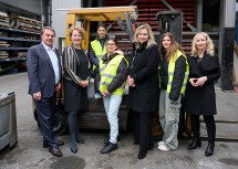 Besuch der Firma Schinnerl Metallbau in Tulln zum „Girls Day 2024“ mit Wolfgang Ecker, Präsident der Wirtschaftskammer NÖ, Landesrätin Christiane Teschl-Hofmeister, Michaela Roither, Geschäftsführerin der Industriellenvereinigung NÖ, und Karmen Frena, stellvertretende Landesgeschäftsführerin des AMS NÖ (v.l.n.r.).