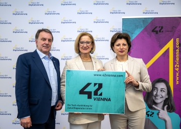 vl. Wirtschaftskammer Niederösterreich Präsident Wolfgang Ecker, Landeshauptfrau Johanna Mikl-Leitner und 42 Vienna Geschäftsführerin Tatjana Lulevic-Heyny  