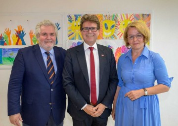 Im Bild von links nach rechts: Rektor Erwin Rauscher von der Pädagogischen Hochschule Niederösterreich, Bildungsminister Martin Polaschek und Bildungslandesrätin Christiane Teschl-Hofmeister  
