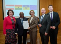 (v.l.) Franziska Olischer, Vizebürgermeisterin der Stadt Mödling, der Präsident von Ghana, Seine Exzellenz Nana Addo Dankwa Akufo-Addo, Landeshauptfrau Johanna Mikl-Leitner, Hannes Sauerzopf, Schuldirektor HTL Mödling, und der NÖ Bildungsdirektor Karl Fritthum.