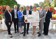 Übergabe der „fidelio“-Abos an der Musikschule St. Pölten mit fidelio-Geschäftsführerin Alexandra Fida, Thomas Prantner, stellvertretender Direktor für Technik, Online und neue Medien des ORF, Dorothea Draxler, Geschäftsführerin der Kultur.Region.Niederösterreich, ORF-Generaldirektor Alexander Wrabetz, Landeshauptfrau Johanna Mikl-Leitner, Präsident Erwin Hameseder, Obmann der Raiffeisen-Holding NÖ-Wien, und Michaela Hahn, Geschäftsführerin des Musikschulmanagement Niederösterreich (v.l.n.r.)