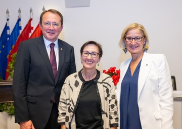 St. Pöltens Bürgermeister Matthias Stadler, Martha Keil, wissenschaftliche Leiterin des Instituts für jüdische Geschichte Österreichs, und Landeshauptfrau Johanna Mikl-Leitner beim Festakt zum 35-Jahre-Jubiläum des Instituts im St. Pöltner Rathaus (v.l.n.r.)