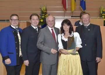 Ehrenpreis in Gold für die Jugendkapelle \"Zayatal\" Neusiedl an der Zaya: Kapellmeister Roman Rakosch, Bürgermeister Andreas Keller, Landeshauptmann Dr. Erwin Pröll, Obfrau Edith Cerwinka und Direktor Peter Höckner, Landesobmann des NÖ Blasmusikverbandes. (v.l.n.r.)