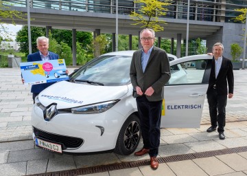 Im Bild von links nach rechts: Herbert Nowohradsky (Obmann Senioren), LH-Stv. Stephan Pernkopf und Herbert Greisberger (Geschäftsführer eNu) laden zur e-Mobilitätstour ein.