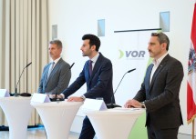 LH-Stellvertreter Udo Landbauer (Mitte) präsentierte mit VOR-Geschäftsführer Wolfgang Schroll (li.) und Christof Hermann, Regionalmanager Ostregion ÖBB Personenverkehr, Details zum Fahrplanwechsel in Niederösterreich ab 10. Dezember 2023.