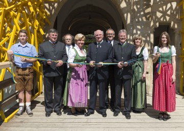 Eröffnung der NÖ Landesauustellung 2013 am Ausstellungsstandort Asparn: Bgm. Johann Panzer, Dr. Matthias Pfaffenbichler, Elisabeth Pröll, Landeshauptmann Dr. Erwin Pröll, Geschäftsführer Kurt Farasin, Landesrat Mag. Karl Wilfing, Bgm. Gertrude Riegelhofer.