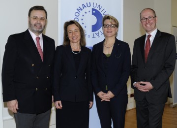 Landtagspräsident Ing. Hans Penz, die Vizerektorinnen Dr. Viktoria Weber und Dr. Monika Kil und Rektor  Mag. Friedrich Faulhammer (v.l.n.r.)