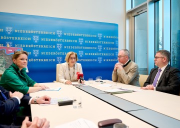 Bei der Präsentation zu den Projekten „Nationalpark Kampwald“ und „NÖ Flächenagentur“ (v.l.n.r.): Landesrätin Susanne Rosenkranz, Landeshauptfrau Johanna Mikl-Leitner, LH-Stellvertreter Stephan Pernkopf und Landesrat Ludwig Schleritzko.