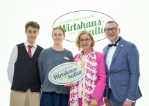 Landeshauptfrau Johanna Mikl-Leitner und NÖ Wirtshauskultur Obmann Harald Pollak mit Schülern der „Klasse Wirtshauskultur“ der HLF Krems.