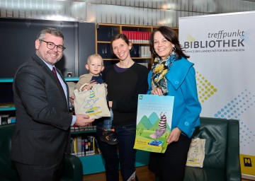 Im Bild von links nach rechts: Landesrat Ludwig Schleritzko, Baby Leo mit Mama Stefanie, Ursula Liebmann, Geschäftsführerin Treffpunkt Bibliothek