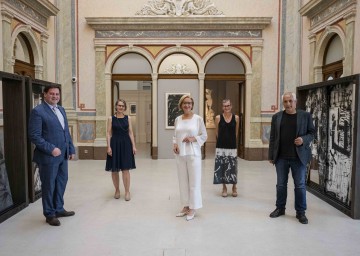 Beim Rundgang durch das Arnulf Rainer Museum (von links): Badens Bürgermeister Stefan Szirucsek, Christine Humpl (Wissenschaftliche Mitarbeiterin und Leiterin der Kunstvermittlung im Rainer Museum), Landeshauptfrau Johanna Mikl-Leitner, Ulrike Scholda (Leiterin Abteilung Museen) und Stadtrat Hans Hornyik.