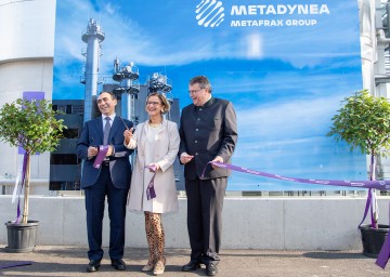 Ausgebaute Mehrzweckanlage von Metadynea Austria in Krems eröffnet. Im Bild von links nach rechts: Metafrax-COB Armen Garslian, Landeshauptfrau Johanna Mikl-Leitner und Metadynea-Geschäftsführer Ralph Theuer 