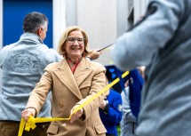 Landeshauptfrau Johanna Mikl-Leitner mit den „Engersdorfer Dirndl Drahran“, die den Festakt gemeinsam mit dem Musikverein Auersthal musikalisch und tänzerisch umrahmten.