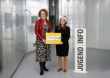 (v.l.): Jugend-Landesrätin Christiane Teschl-Hofmeister mit Tamara Sedlmaier von der Jugend:info NÖ