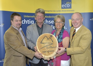 Im Bild von links nach rechts: Herbert Zuser, Obmann des Tourismusverbandes Mitterbach, Bürgermeister Alfred Hinterecker, Landesrätin Dr. Petra Bohuslav und Mag. Helmut Miernicki, Geschäftsführer der Wirtschaftsagentur ecoplus (v.l.n.r.)