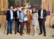 Das Team des Bücherflohmarkts Oberwaltersdorf (Mitte) bekam von Landeshauptfrau Johanna Mikl-Leitner, Pius Strobl, Chef von Licht ins Dunkel im ORF (re. außen), sowie von Licht ins Dunkel Geschäftsführer Mario Thaler und ORF NÖ Landesdirektor Alexander Hofer (li. außen) eine Urkunde für die jahrelange Unterstützung überreicht.