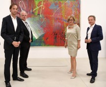 Ausstellungsrundgang mit dem künstlerischen Direktor Florian Steininger (Kurator der Ausstellung „Abstract Painting Now!“), Bürgermeister Reinhard Resch, Landeshauptfrau Johanna Mikl-Leitner und Vizebürgermeister Wolfgang Derler (v.l.n.r.)