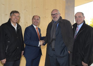 Im Bild von links nach rechts: Architekt Zieser, Landeshauptmann-Stellvertreter Mag. Wolfgang Sobotka, Alpenland-Obmann DI Norbert Steiner, Vizebürgermeister Ing. Matthias Adl.