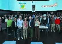 Gruppenfoto bei der 5. Jugendklimakonferenz im Haus der Digitalisierung: Landeshauptfrau Johanna Mikl-Leitner und LH-Stellvertreter Stephan Pernkopf mit Expertinnen und Experten sowie den Teilnehmerinnen und Teilnehmern.