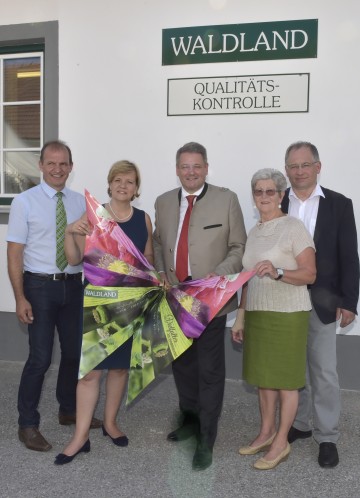 Eröffnung des erweiterten Waldlandhofs: Bürgermeister Otto Auer, Vizepräsident der Landwirtschaftskammer Niederösterreich, Landesrätin Mag. Barbara Schwarz, Bundesminister DI Andrä Rupprechter, ÖkR Agnes Schierhuber, Obfrau des Waldviertler Sonderkulturenvereins, und Waldland-Geschäftsführer ÖkR Ing. Gerhard Zinner. (v.l.n.r.)