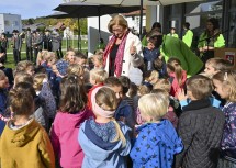 Landeshauptfrau Johanna Mikl-Leitner eröffnet gemeinsam mit den Kindergartenkindern offiziell die Eröffnung des Zubaus im Landeskindergarten Pitten.