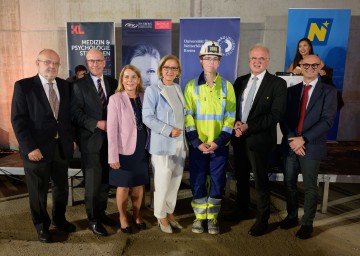 (v.l.n.r.) Rektor der Karl-Landsteiner Universität Rudolf Mallinger, Rektor der Donau Universität Friedrich Faulhammer, Geschäftsführerin der IMC Fachhochschule  Ulrike Pommer, Landeshauptfrau Johanna Mikl-Leitner, Lehrling Tobias von der Firma PORR, der Kremser Bürgermeister Reinhard Resch und Niederlassungsleiter und Prokurist der Firma PORR Dieter Haderer.