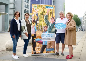 Die geschäftsführende Gemeinderätin der Marktgemeinde Raxendorf, Elisabeth Gschandtner, die Schulwartin Maria Fertel, der Bürgermeister der Marktgemeinde Raxendorf, Johannes Höfinger mit Familien-Landesrätin Christiane Teschl-Hofmeister.