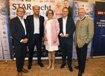 Martin Ramusch, Gesellschafter der ip media marketing, GmbH Michael Götzhaber, der Technische Direktor des ORF, Landeshauptfrau Johanna Mikl-Leitner, Norbert Gollinger, Landesdirektor des ORF Niederösterreich, und ORF Onlinechef Thomas Prantner mit den Burschen von Tagtraeumer (v.l.n.r.)Pressekonferenz zur Starnacht aus der Wachau mit Michael Götzhaber, dem Technischen Direktor des ORF, Martin Ramusch, Gesellschafter der ip media marketing GmbH, Landeshauptfrau Johanna Mikl-Leitner, ORF Onlinechef Thomas Prantner und Norbert Gollinger, Landesdirektor des ORF Niederösterreich (v.l.n.r.)