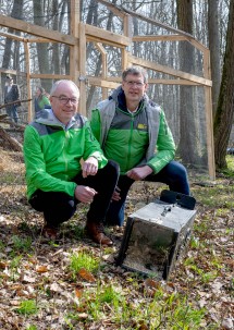 LH-Stellvertreter Stephan Pernkopf und Nationalpark-Direktor Christian Übl bei der Auswilderung der beiden Wildkatzen (v.l.n.r.)