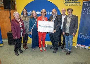 Landeshauptfrau Johanna Mikl-Leitner und NÖ Kulturvernetzung-Geschäftsführer Martin Vogg (2. von rechts) mit teilnehmenden Künstlerinnen und Künstlern der „Tage der offenen Ateliers“ aus Neunkirchen.