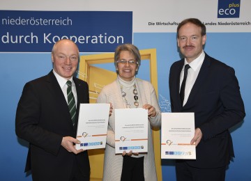 Präsentierten die Ergebnisse zur wirtschaftlichen Bedeutung der niederösterreichischen Clusterinitiativen: ecoplus-Geschäftsführer Mag. Helmut Miernicki, Wirtschafts-Landesrätin Dr. Petra Bohuslav und Dr. Christian Helmenstein vom Economica Institut. (v.l.n.r.)