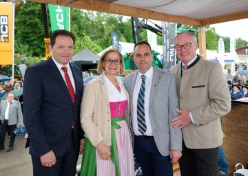 Bei der Eröffnung der Messe „Land, Forst & Jagd“: Bundesminister Norbert Totschnig, Messepräsident Johannes Heindl, Landeshauptfrau Johanna Mikl-Leitner und LH-Stellvertreter Stephan Pernkopf.