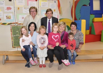 andtagsabgeordnete und Bürgermeisterin Margit Göll, Bürgermeisterin Helga Rosenmayer, Botschafter Dr. Alexander Grubmayr (Österreichische Botschaft Prag), Landesrätin Mag. Barbara Schwarz und Kindergarten-Leiterin Patrizia Maurer mit Kindern des Landeskindergartens Gmünd. (v.l.n.r.)