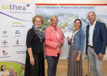Zukunft der stationären Pflege in Perchtoldsdorf gesichert. Im Bild von links nach rechts: Landesrätin Christiane Teschl-Hofmeister, Bürgermeisterin Andrea Kö, und die Eigentümervertreterinnen der Firma Althea Eveline Harg und Hermann Harg 