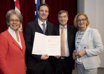 Im Bild von links nach rechts: Landesrätin Petra Bohuslav, der neue Bezirkshauptmann Markus Sauer, Vorgänger Ernst Anzeletti und Landeshauptfrau Johanna Mikl-Leitner.