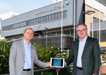 NÖ LGA-Vorstand Konrad Kogler (links) und LH-Stellvertreter Dr. Stephan Pernkopf freuen sich über Möglichkeiten der neuen Applikation.