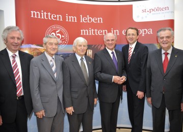 Festakt \"25 Jahre Landeshauptstadt\" im St. Pöltner Rathaus: Autor Alfred Komarek, Bürgermeister a. D. Willi Gruber, Landeshauptmann a. D. Mag. Siegfried Ludwig, Landeshauptmann Dr. Erwin Pröll, Bürgermeister Mag. Matthias Stadler, Landeshauptmann-Stellvertreter a. D. Ernst Höger. (v. l. n. r.)