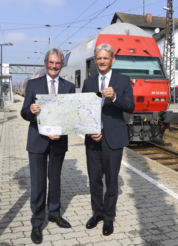 Verkehrslandesrat Mag. Karl Wilfing und ÖBB-Infrastruktur Vorstand DI Franz Bauer informierten zum Thema \"Attraktivierung der Franz Josefs-Bahn\"  (v.l.n.r.)