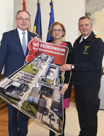 Im Bild von links nach rechts: LH-Stellvertreter Stephan Pernkopf, Landeshauptfrau Johanna Mikl-Leitner und Landesfeuerwehrkommandant Dietmar Fahrafellner.