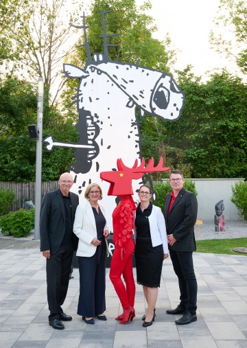 Eröffnung des „Industrie/4 Festivals“ im Schloss Kottingbrunn: Im Bild GF Harald Knabl, Landeshauptfrau Johanna Mikl-Leitner, der rote Platzhirsch, das Logo des Viertelfestivals, Bettina Windbüchler von der Kulturvernetzung NÖ und Projektleiter Stephan Gartner (v.l.n.r.)