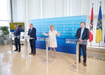 Präsentation der Ergebnisse der Haushaltsbefragung mit Prof. Peter Filzmaier, LH-Stellvertreter Franz Schnabl, Landeshauptfrau Johanna Mikl-Leitner und Landesrat Gottfried Waldhäusl (von links nach rechts).