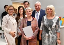 Eröffnung neuer Räume in der VS Albrechtstraße in Klosterneuburg. Im Bild von links nach rechts: Landeshauptfrau Johanna Mikl-Leitner, Lehrerin Marlene Galler, Bürgermeister Stefan Schmuckenschlager, Lehrerin Julia Baumgartner, Bildungsdirektor Johann Heuras und Direktorin Britta Nahrgang