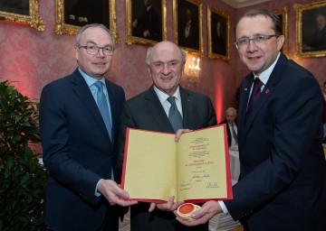 LH-Stellvertreter Stephan Pernkopf, Landeshauptmann a. D. Erwin Pröll und Bürgermeister Matthias Stadler mit der Ehrenbürgerurkunde der Landeshauptstadt St. Pölten (v.l.n.r.)