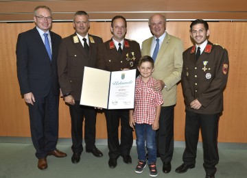 Urkundenüberreichung an die Freiwillige Feuerwehr Seebarn mit Landesrat Dr. Stephan Pernkopf, Landesfeuerwehrkommandant Dietmar Fahrafellner, MSc, Kommandant Peter Hörzinger, Feuerwehrnachwuchs Fabian, Landeshauptmann Dr. Erwin Pröll und Kommandant-Stellvertreter Thomas Buffat. (v.l.n.r.)