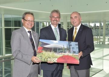 Im Bild von links nach rechts: Dipl. KH-BW Helmut Krenn, kaufmännischer Geschäftsführer der NÖ Landeskliniken-Holding, Landesrat Mag. Karl Wilfing und Primar Univ.-Doz. Dr. Johann Pidlich, ärztlicher Direktor im Landesklinikum Baden-Mödling.